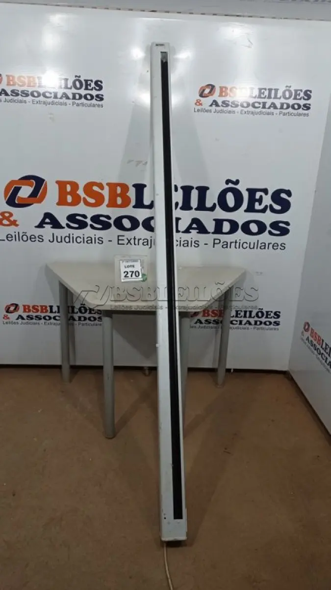 LOTE 270 - 01 TELA DE PROJEÇÃO RETRÁTIL. (NO ESTADO) ATENÇÃO! FAZER A VISITAÇÃO ANTES DE ARREMATAR, NÃO SABEMOS SE FUNCIONA, LEILÃO NÃO TEM GARANTIA E NEM DEVOLUÇÃO, SUJEITO A POSSÍVEIS AVARIAS VISÍVEIS/OCULTAS E/OU AUSÊNCIA DE COMPONENTES.