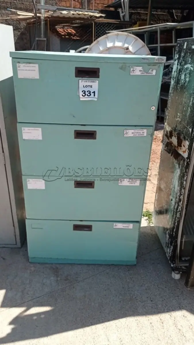 LOTE 331 - 01 ARQUIVO DE AÇO COM 04 GAVETAS. (NO ESTADO) ATENÇÃO! FAZER A VISITAÇÃO ANTES DE ARREMATAR, NÃO SABEMOS SE FUNCIONA, LEILÃO NÃO TEM GARANTIA E NEM DEVOLUÇÃO, SUJEITO A POSSÍVEIS AVARIAS VISÍVEIS/OCULTAS E/OU AUSÊNCIA DE COMPONENTES.