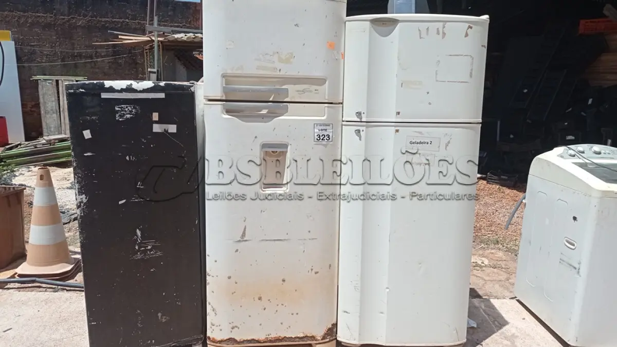 LOTE 323 - 03 SUCATAS DE GELADEIRA MARCAS DIVERSAS. (NO ESTADO) ATENÇÃO! FAZER A VISITAÇÃO ANTES DE ARREMATAR, NÃO SABEMOS SE FUNCIONA, LEILÃO NÃO TEM GARANTIA E NEM DEVOLUÇÃO, SUJEITO A POSSÍVEIS AVARIAS VISÍVEIS/OCULTAS E/OU AUSÊNCIA DE COMPONENTES.