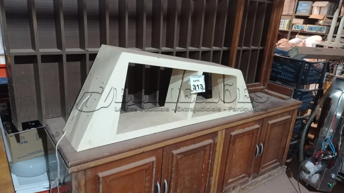 LOTE 313 - 01 ESCANINHO, 01 SUPORTE DE LUMINÁRIA, 01 MESA DE CENTRO SEM TAMPO E 01 ARCA EM MADEIRA COM 04 PORTAS E 04 GAVETAS. (NO ESTADO) ATENÇÃO! FAZER A VISITAÇÃO ANTES DE ARREMATAR, NÃO SABEMOS SE FUNCIONA, LEILÃO NÃO TEM GARANTIA E NEM DEVOLUÇÃO, SUJEITO A POSSÍVEIS AVARIAS VISÍVEIS/OCULTAS E/OU AUSÊNCIA DE COMPONENTES.