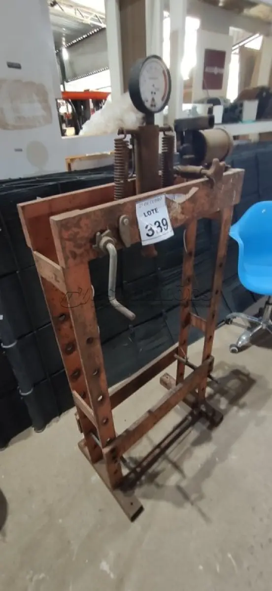 LOTE 339 - 01 PRENSA. (NO ESTADO) ATENÇÃO! FAZER A VISITAÇÃO ANTES DE ARREMATAR, NÃO SABEMOS SE FUNCIONA, LEILÃO NÃO TEM GARANTIA E NEM DEVOLUÇÃO, SUJEITO A POSSÍVEIS AVARIAS VISÍVEIS/OCULTAS E/OU AUSÊNCIA DE COMPONENTES.