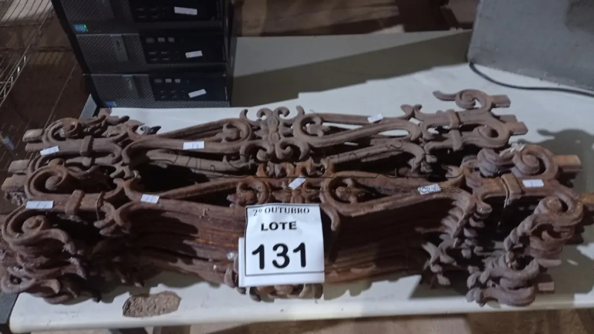 LOTE 131 - 19 BALAÚSTRES DE FERRO FUNDIDO. (NO ESTADO) ATENÇÃO! FAZER A VISITAÇÃO ANTES DE ARREMATAR, NÃO SABEMOS SE FUNCIONA, LEILÃO NÃO TEM GARANTIA E NEM DEVOLUÇÃO, SUJEITO A POSSÍVEIS AVARIAS VISÍVEIS/OCULTAS E/OU AUSÊNCIA DE COMPONENTES.