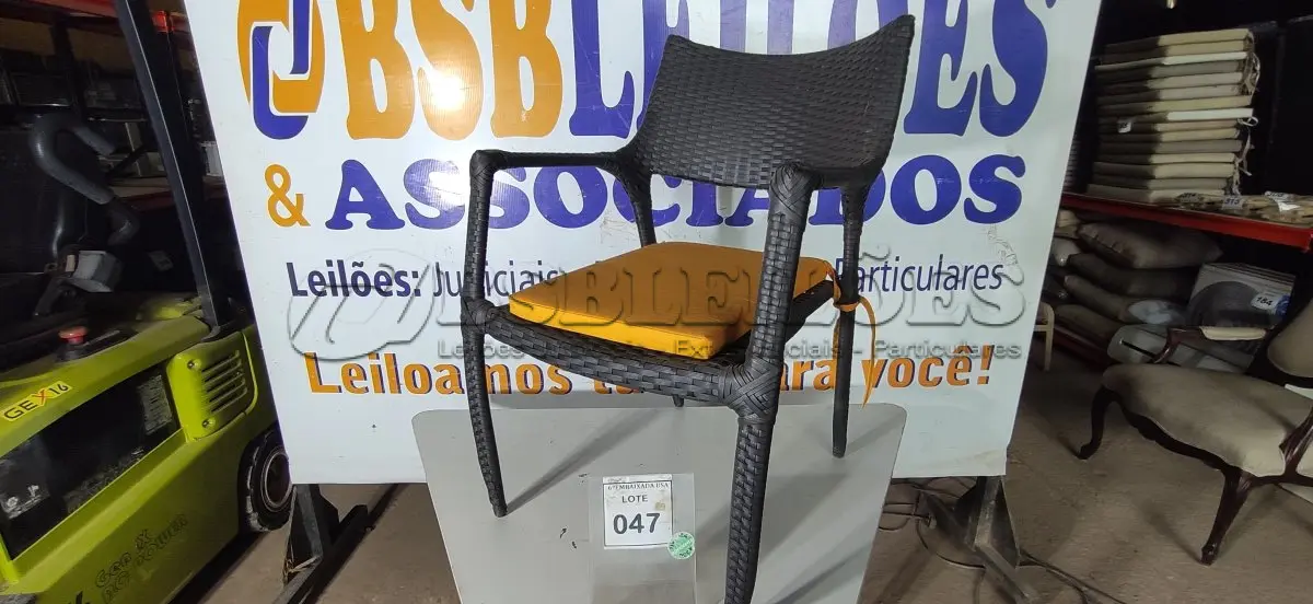 LOTE 047 - 01 CADEIRA DE JARDIM. (NO ESTADO EM QUE SE ENCONTRA. SUJEITO A AVARIAS OCULTAS/VISÍVEIS.) BH1679X