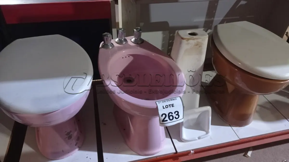 LOTE 263 - 03 VASOS SANITÁRIOS, 01 SABONETEIRA DE EMBUTIR E 01 COLUNA DE PIA. (NO ESTADO) ATENÇÃO! FAZER A VISITAÇÃO ANTES DE ARREMATAR, NÃO SABEMOS SE FUNCIONA, LEILÃO NÃO TEM GARANTIA E NEM DEVOLUÇÃO, SUJEITO A POSSÍVEIS AVARIAS VISÍVEIS/OCULTAS E/OU AUSÊNCIA DE COMPONENTES.