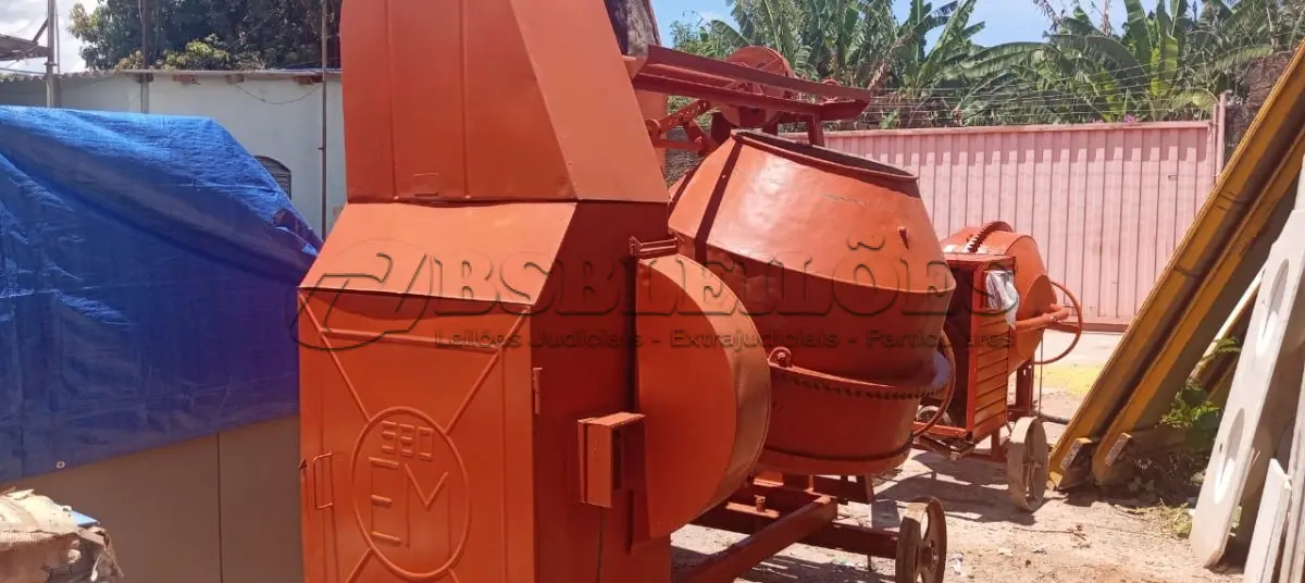LOTE 333 - 01 BETONEIRA GRANDE DE 600 LITROS C/MOTOR . (NO ESTADO) ATENÇÃO! FAZER A VISITAÇÃO ANTES DE ARREMATAR, NÃO SABEMOS SE FUNCIONA, LEILÃO NÃO TEM GARANTIA E NEM DEVOLUÇÃO, SUJEITO A POSSÍVEIS AVARIAS VISÍVEIS/OCULTAS E/OU AUSÊNCIA DE COMPONENTES.
