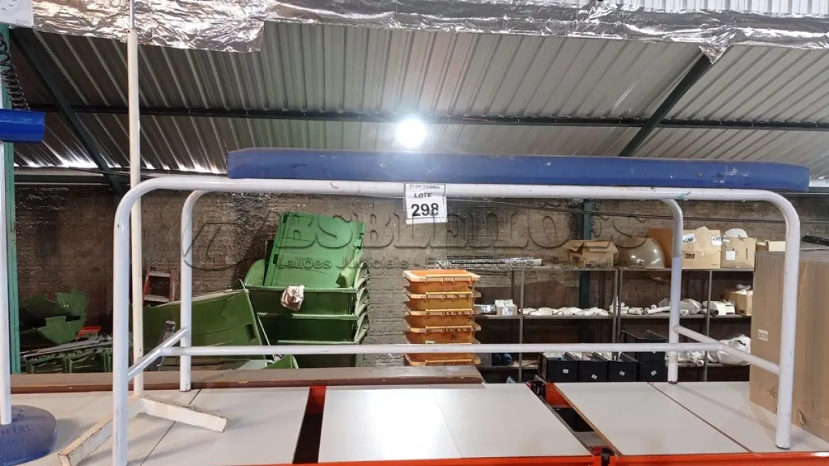 LOTE 298 - 01 MACA, 01 SUPORTE DE SORO E 01 APOIO DE BRAÇO. (NO ESTADO) ATENÇÃO! FAZER A VISITAÇÃO ANTES DE ARREMATAR, NÃO SABEMOS SE FUNCIONA, LEILÃO NÃO TEM GARANTIA E NEM DEVOLUÇÃO, SUJEITO A POSSÍVEIS AVARIAS VISÍVEIS/OCULTAS E/OU AUSÊNCIA DE COMPONENTES.