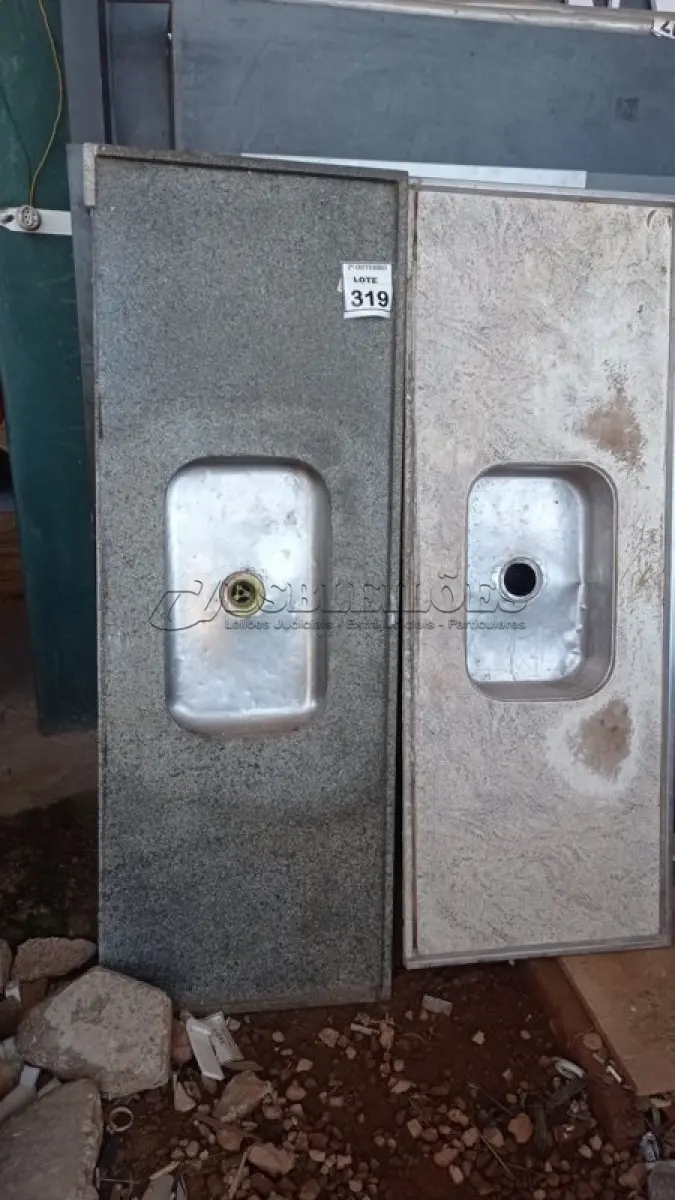 LOTE 319 - 02 PIAS EM MÁRMORE E CUBA EM INOX. (NO ESTADO) ATENÇÃO! FAZER A VISITAÇÃO ANTES DE ARREMATAR, NÃO SABEMOS SE FUNCIONA, LEILÃO NÃO TEM GARANTIA E NEM DEVOLUÇÃO, SUJEITO A POSSÍVEIS AVARIAS VISÍVEIS/OCULTAS E/OU AUSÊNCIA DE COMPONENTES.