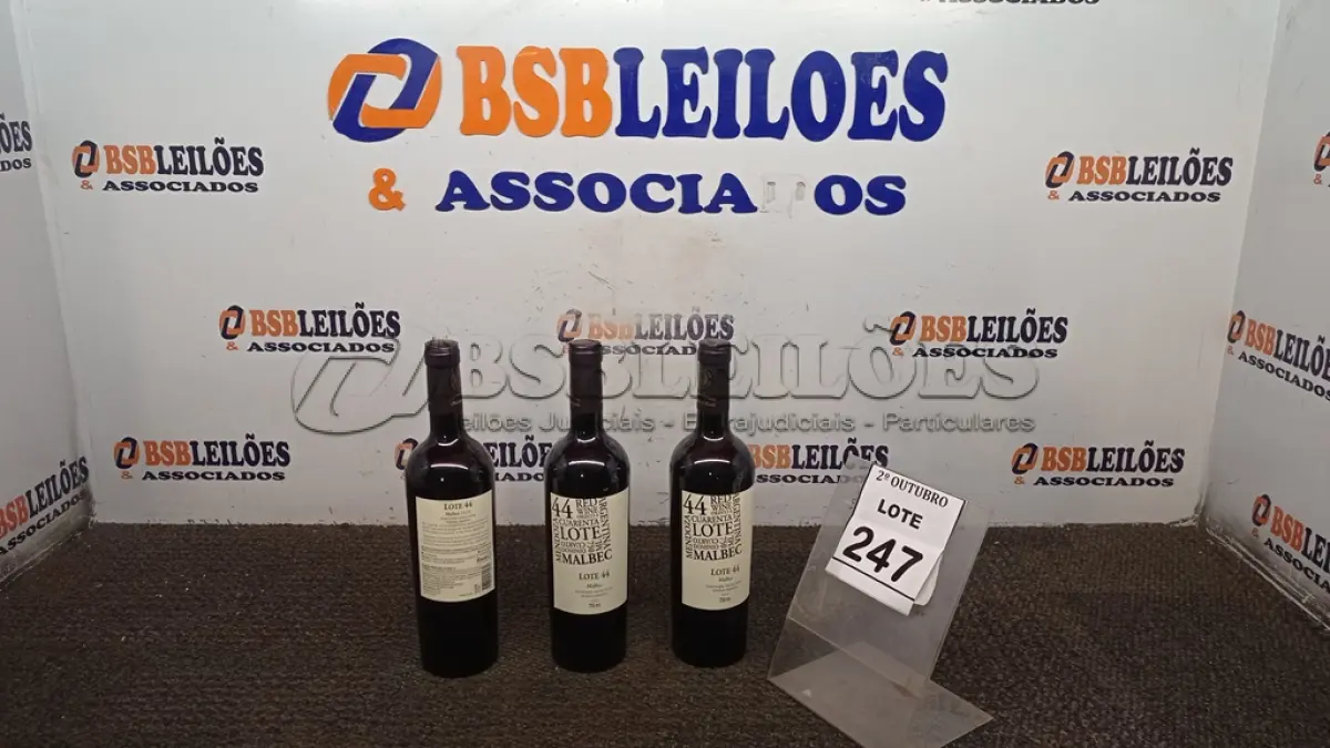 LOTE 247 - 03 GARRAFAS DE VINHO TINTO SECO FINO MALBEC LOTE 44 DE 750ML SAFRA 2020. (NO ESTADO) ATENÇÃO! FAZER A VISITAÇÃO ANTES DE ARREMATAR, NÃO SABEMOS SE FUNCIONA, LEILÃO NÃO TEM GARANTIA E NEM DEVOLUÇÃO, SUJEITO A POSSÍVEIS AVARIAS VISÍVEIS/OCULTAS E/OU AUSÊNCIA DE COMPONENTES.