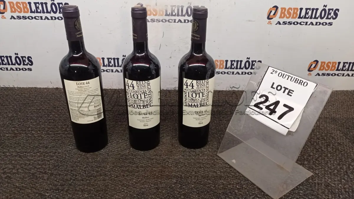 LOTE 247 - 03 GARRAFAS DE VINHO TINTO SECO FINO MALBEC LOTE 44 DE 750ML SAFRA 2020. (NO ESTADO) ATENÇÃO! FAZER A VISITAÇÃO ANTES DE ARREMATAR, NÃO SABEMOS SE FUNCIONA, LEILÃO NÃO TEM GARANTIA E NEM DEVOLUÇÃO, SUJEITO A POSSÍVEIS AVARIAS VISÍVEIS/OCULTAS E/OU AUSÊNCIA DE COMPONENTES.