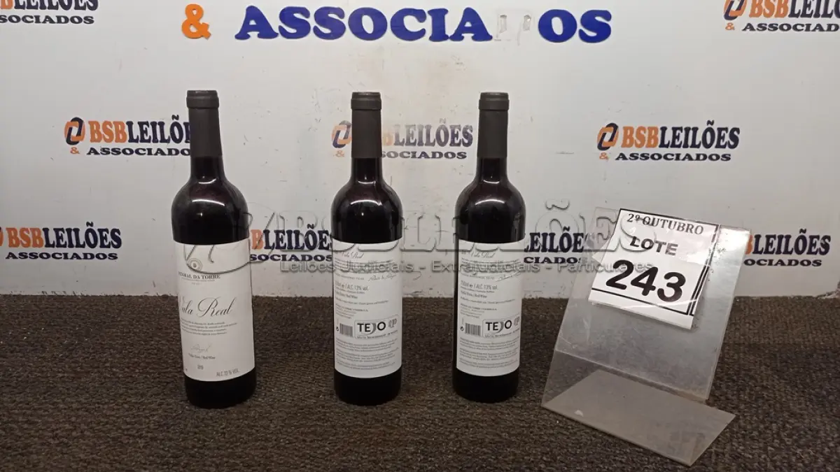 LOTE 243 - 03 GARRAFAS DE VINHO FINO TINTO SECO VALA REAL DE 750ML SAFRA 2019. (NO ESTADO) ATENÇÃO! FAZER A VISITAÇÃO ANTES DE ARREMATAR, NÃO SABEMOS SE FUNCIONA, LEILÃO NÃO TEM GARANTIA E NEM DEVOLUÇÃO, SUJEITO A POSSÍVEIS AVARIAS VISÍVEIS/OCULTAS E/OU AUSÊNCIA DE COMPONENTES.