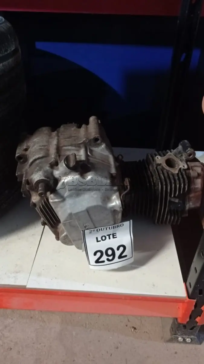 LOTE 292 - 01 MOTOR DE MOTO HONDA. (NO ESTADO) ATENÇÃO! FAZER A VISITAÇÃO ANTES DE ARREMATAR, NÃO SABEMOS SE FUNCIONA, LEILÃO NÃO TEM GARANTIA E NEM DEVOLUÇÃO, SUJEITO A POSSÍVEIS AVARIAS VISÍVEIS/OCULTAS E/OU AUSÊNCIA DE COMPONENTES.