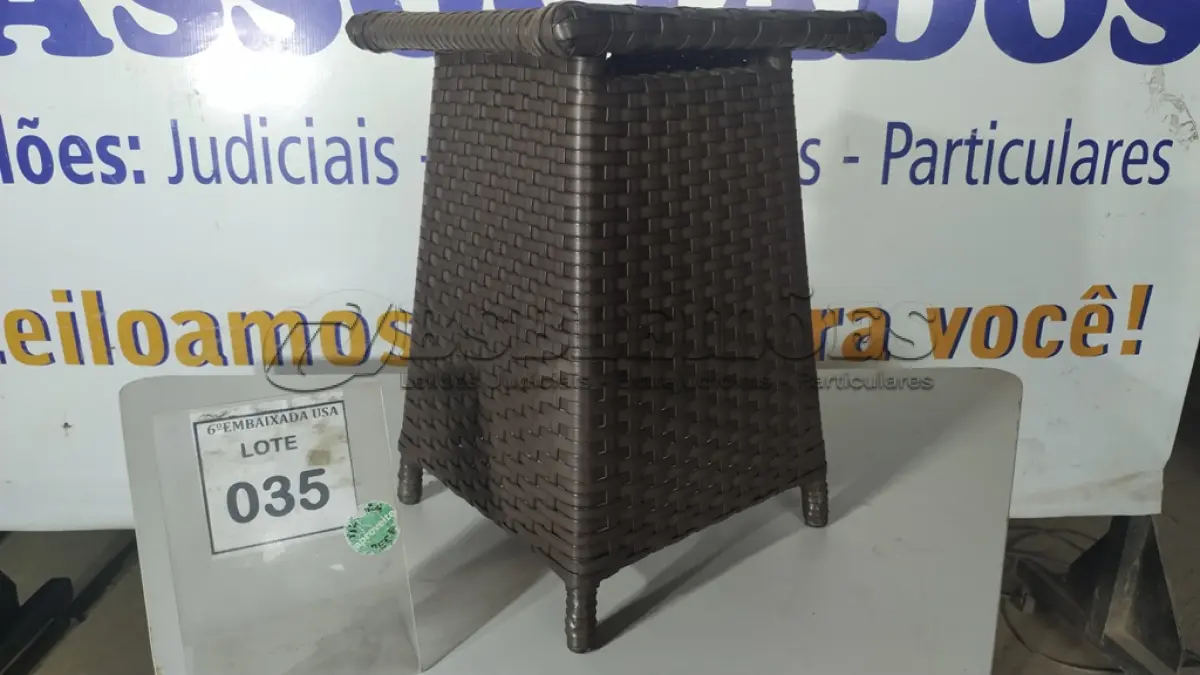 LOTE 035 - 01 MESA DE CANTO. (NO ESTADO EM QUE SE ENCONTRA. SUJEITO A AVARIAS OCULTAS/VISÍVEIS.) BJ7389K