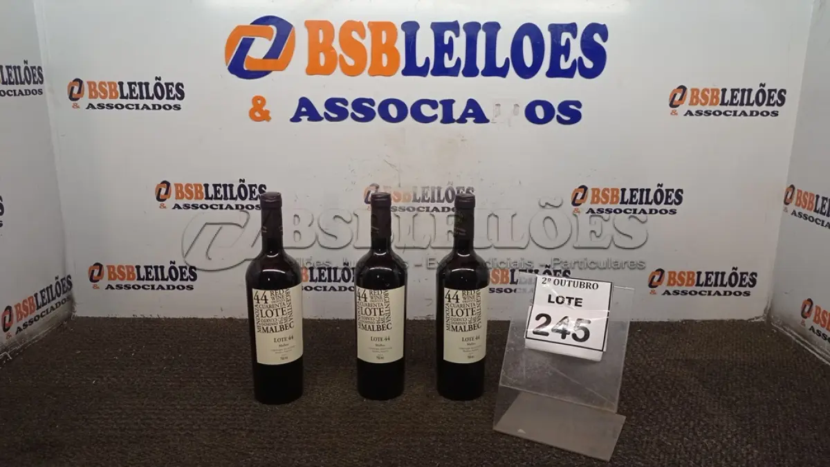 LOTE 245 - 03 GARRAFAS DE VINHO TINTO SECO FINO MALBEC LOTE 44 DE 750ML SAFRA 2020. (NO ESTADO) ATENÇÃO! FAZER A VISITAÇÃO ANTES DE ARREMATAR, NÃO SABEMOS SE FUNCIONA, LEILÃO NÃO TEM GARANTIA E NEM DEVOLUÇÃO, SUJEITO A POSSÍVEIS AVARIAS VISÍVEIS/OCULTAS E/OU AUSÊNCIA DE COMPONENTES.