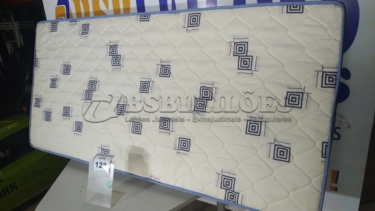 LOTE 123 - 01 COLCHÃO SOLTEIRO 1,88CM X 0,88CM. (NO ESTADO EM QUE SE ENCONTRA. SUJEITO A AVARIAS OCULTAS/VISÍVEIS.) BJ7224Y