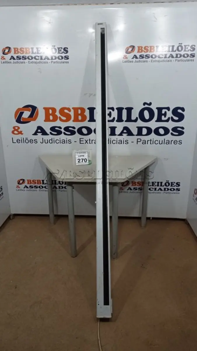 LOTE 270 - 01 TELA DE PROJEÇÃO RETRÁTIL. (NO ESTADO) ATENÇÃO! FAZER A VISITAÇÃO ANTES DE ARREMATAR, NÃO SABEMOS SE FUNCIONA, LEILÃO NÃO TEM GARANTIA E NEM DEVOLUÇÃO, SUJEITO A POSSÍVEIS AVARIAS VISÍVEIS/OCULTAS E/OU AUSÊNCIA DE COMPONENTES.