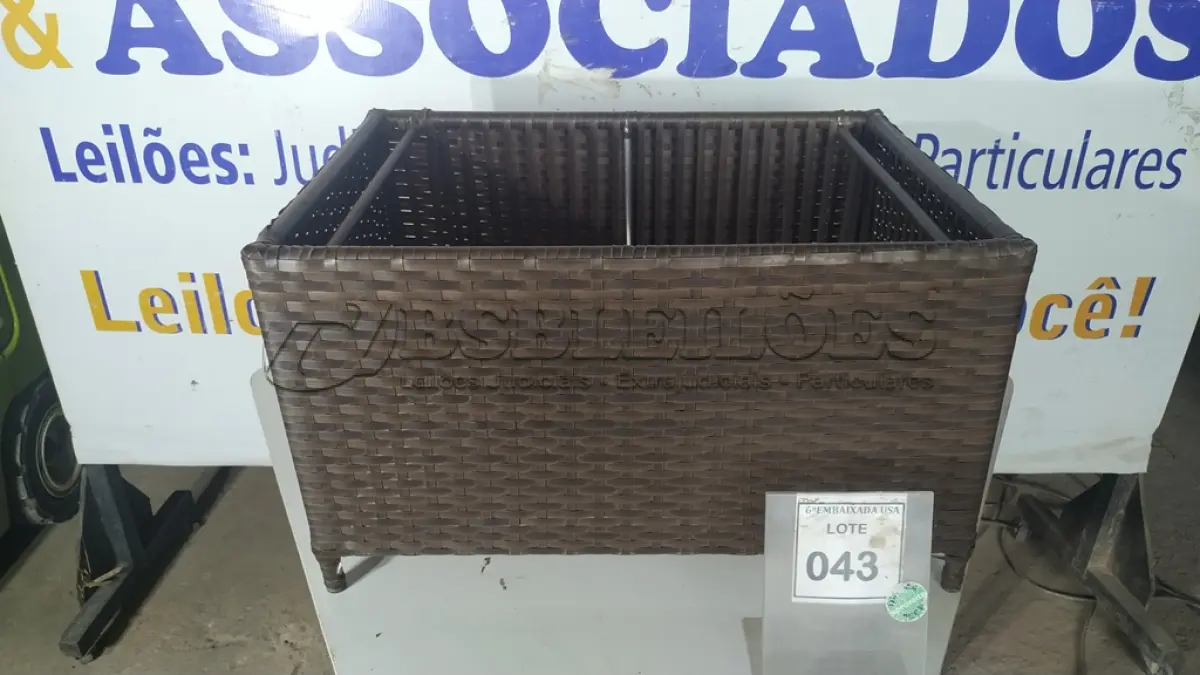 LOTE 043 - 01 MESA DE CENTRO DE JARDIM. (NO ESTADO EM QUE SE ENCONTRA. SUJEITO A AVARIAS OCULTAS/VISÍVEIS.) BH1653T