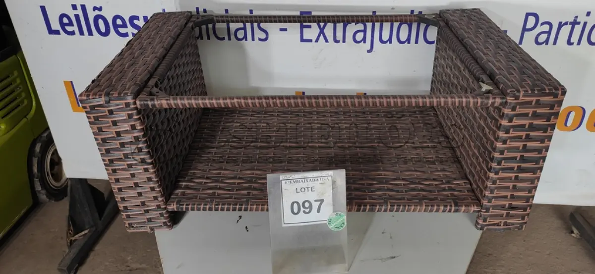 LOTE 097 - 01 MESA DE CENTRO DE JARDIM. (NO ESTADO EM QUE SE ENCONTRA. SUJEITO A AVARIAS OCULTAS/VISÍVEIS.) BH1681T/ BF8670G