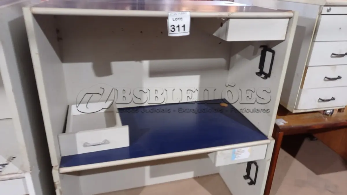 LOTE 311 - 02 MESAS DE ESCRITÓRIO EM MADEIRA. (NO ESTADO) ATENÇÃO! FAZER A VISITAÇÃO ANTES DE ARREMATAR, NÃO SABEMOS SE FUNCIONA, LEILÃO NÃO TEM GARANTIA E NEM DEVOLUÇÃO, SUJEITO A POSSÍVEIS AVARIAS VISÍVEIS/OCULTAS E/OU AUSÊNCIA DE COMPONENTES.