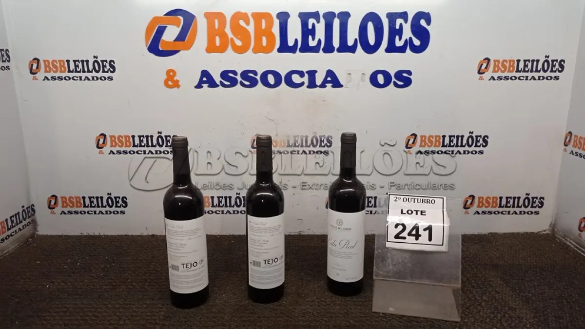 LOTE 241 - 03 GARRAFAS DE VINHO FINO TINTO SECO VALA REAL DE 750ML SAFRA 2019. (NO ESTADO) ATENÇÃO! FAZER A VISITAÇÃO ANTES DE ARREMATAR, NÃO SABEMOS SE FUNCIONA, LEILÃO NÃO TEM GARANTIA E NEM DEVOLUÇÃO, SUJEITO A POSSÍVEIS AVARIAS VISÍVEIS/OCULTAS E/OU AUSÊNCIA DE COMPONENTES.