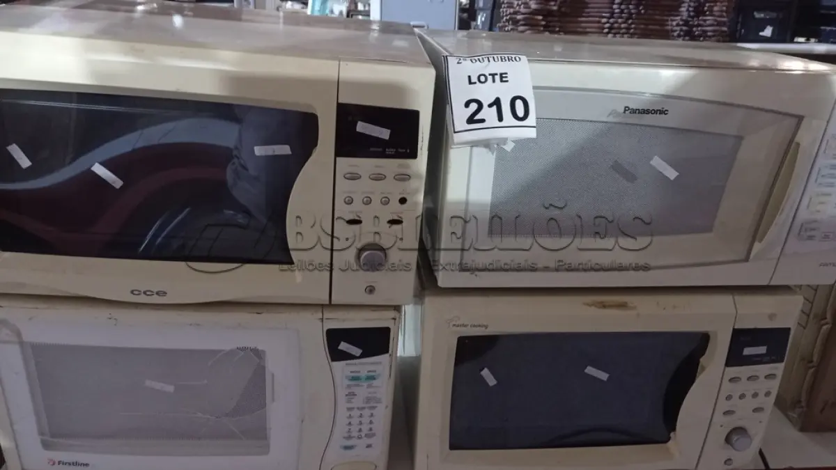 LOTE 210 - 04 MICRO-ONDAS DE MARCAS E MODELOS DIVERSOS. (NO ESTADO) ATENÇÃO! FAZER A VISITAÇÃO ANTES DE ARREMATAR, NÃO SABEMOS SE FUNCIONA, LEILÃO NÃO TEM GARANTIA E NEM DEVOLUÇÃO, SUJEITO A POSSÍVEIS AVARIAS VISÍVEIS/OCULTAS E/OU AUSÊNCIA DE COMPONENTES.
