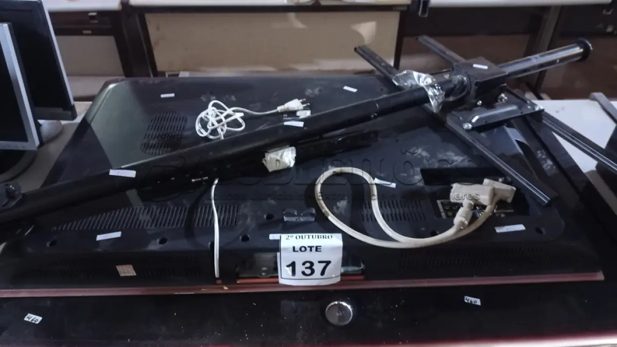 LOTE 137 - 01 SUPORTE DE TETO PARA TV, 01 TV LCD 47’’ MARCA LG E 01 TV LCD 42’’ MARCA BUSTER. (NO ESTADO) ATENÇÃO! FAZER A VISITAÇÃO ANTES DE ARREMATAR, NÃO SABEMOS SE FUNCIONA, LEILÃO NÃO TEM GARANTIA E NEM DEVOLUÇÃO, SUJEITO A POSSÍVEIS AVARIAS VISÍVEIS/OCULTAS E/OU AUSÊNCIA DE COMPONENTES.
