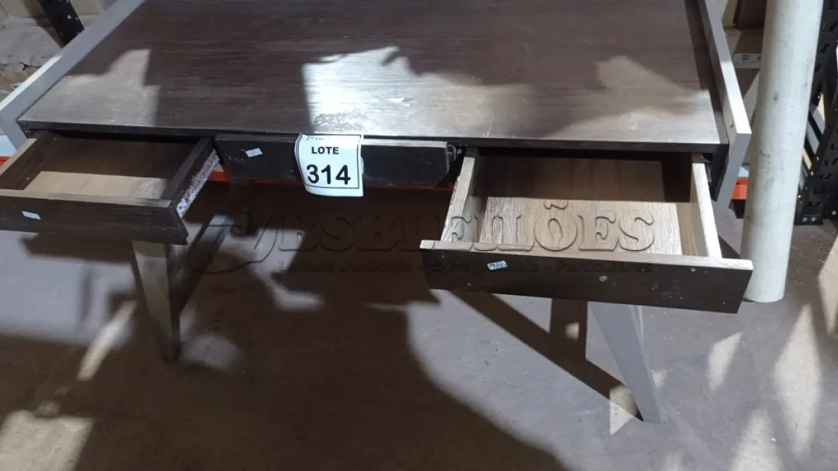 LOTE 314 - 01 APARADOR EM MADEIRA COM 03 GAVETAS. (NO ESTADO) ATENÇÃO! FAZER A VISITAÇÃO ANTES DE ARREMATAR, NÃO SABEMOS SE FUNCIONA, LEILÃO NÃO TEM GARANTIA E NEM DEVOLUÇÃO, SUJEITO A POSSÍVEIS AVARIAS VISÍVEIS/OCULTAS E/OU AUSÊNCIA DE COMPONENTES.