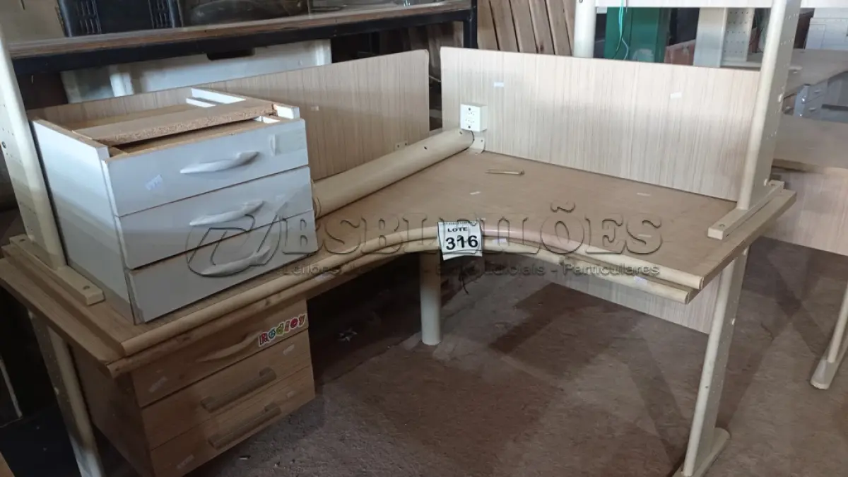 LOTE 316 - 02 MESAS EM L DE MADEIRA COM 03 GAVETAS. (NO ESTADO) ATENÇÃO! FAZER A VISITAÇÃO ANTES DE ARREMATAR, NÃO SABEMOS SE FUNCIONA, LEILÃO NÃO TEM GARANTIA E NEM DEVOLUÇÃO, SUJEITO A POSSÍVEIS AVARIAS VISÍVEIS/OCULTAS E/OU AUSÊNCIA DE COMPONENTES.
