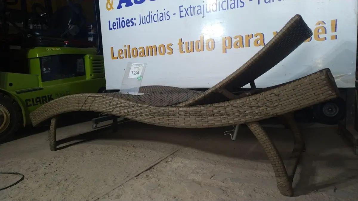 LOTE 124 - 01 ESPREGUIÇADEIRA. (NO ESTADO EM QUE SE ENCONTRA. SUJEITO A AVARIAS OCULTAS/VISÍVEIS.) BJ7401F