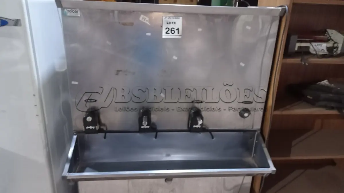 LOTE 261 - 01 BEBEDOURO INDUSTRIAL EM INOX COM 04 TORNEIRAS. (NO ESTADO) ATENÇÃO! FAZER A VISITAÇÃO ANTES DE ARREMATAR, NÃO SABEMOS SE FUNCIONA, LEILÃO NÃO TEM GARANTIA E NEM DEVOLUÇÃO, SUJEITO A POSSÍVEIS AVARIAS VISÍVEIS/OCULTAS E/OU AUSÊNCIA DE COMPONENTES.