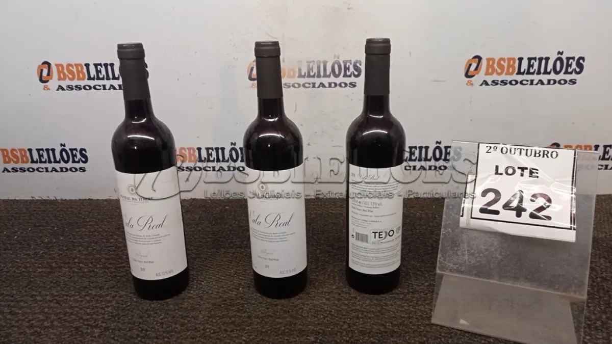 LOTE 242 - 03 GARRAFAS DE VINHO FINO TINTO SECO VALA REAL DE 750ML SAFRA 2019. (NO ESTADO) ATENÇÃO! FAZER A VISITAÇÃO ANTES DE ARREMATAR, NÃO SABEMOS SE FUNCIONA, LEILÃO NÃO TEM GARANTIA E NEM DEVOLUÇÃO, SUJEITO A POSSÍVEIS AVARIAS VISÍVEIS/OCULTAS E/OU AUSÊNCIA DE COMPONENTES.