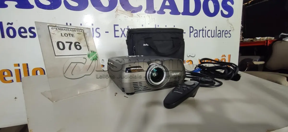 LOTE 076 - 01 PROJETOR INFOCUS LP290 COM BOLSA. (NO ESTADO EM QUE SE ENCONTRA. SUJEITO A AVARIAS OCULTAS/VISÍVEIS.) CS560027