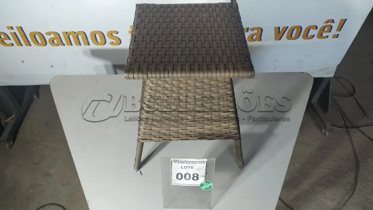 LOTE 008 - 01 MESA DE CANTO. (NO ESTADO EM QUE SE ENCONTRA. SUJEITO A AVARIAS OCULTAS/VISÍVEIS.) BH1523J