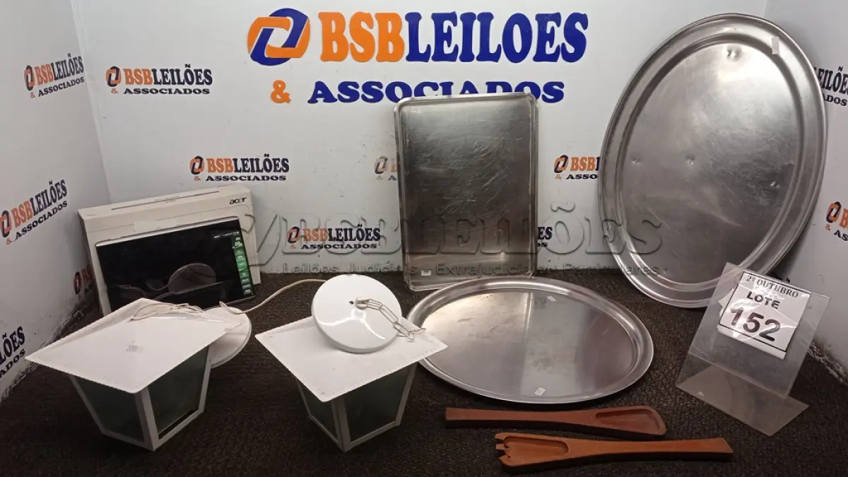 LOTE 152 - 01 TABLET MARCA ACER, 03 BANDEJAS EM INOX, 02 LUMINÁRIAS E 02 COLHERES DE PAU. (NO ESTADO) ATENÇÃO! FAZER A VISITAÇÃO ANTES DE ARREMATAR, NÃO SABEMOS SE FUNCIONA, LEILÃO NÃO TEM GARANTIA E NEM DEVOLUÇÃO, SUJEITO A POSSÍVEIS AVARIAS VISÍVEIS/OCULTAS E/OU AUSÊNCIA DE COMPONENTES.