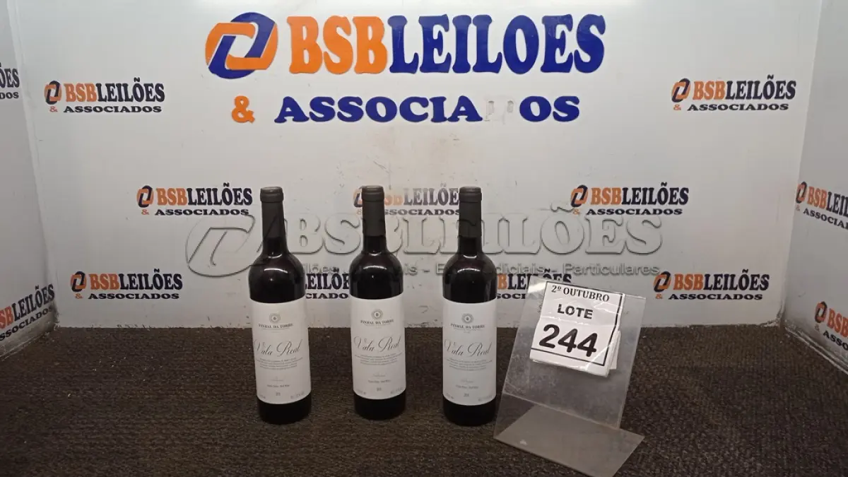 LOTE 244 - 03 GARRAFAS DE VINHO FINO TINTO SECO VALA REAL DE 750ML SAFRA 2019. (NO ESTADO) ATENÇÃO! FAZER A VISITAÇÃO ANTES DE ARREMATAR, NÃO SABEMOS SE FUNCIONA, LEILÃO NÃO TEM GARANTIA E NEM DEVOLUÇÃO, SUJEITO A POSSÍVEIS AVARIAS VISÍVEIS/OCULTAS E/OU AUSÊNCIA DE COMPONENTES.