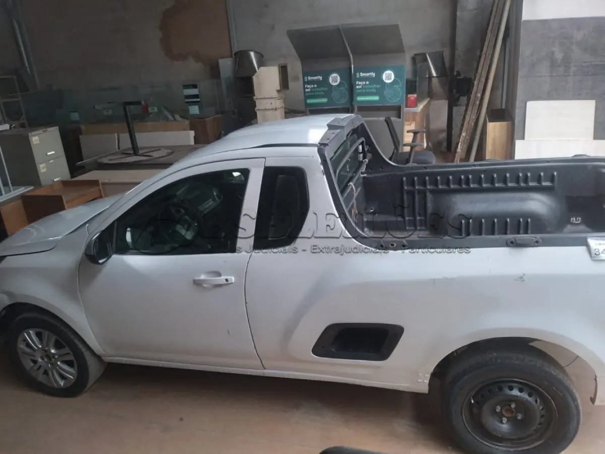 LOTE 341 - 01 CAMINHONETE CHEVROLET/MONTANA SPORT ALCOOL/GASOLINA, ANO 2011/2012 NA COR BRANCA. (OBS: APROXIMADAMENTE R$ 10.000,00 DE DÉBITO. (NO ESTADO)