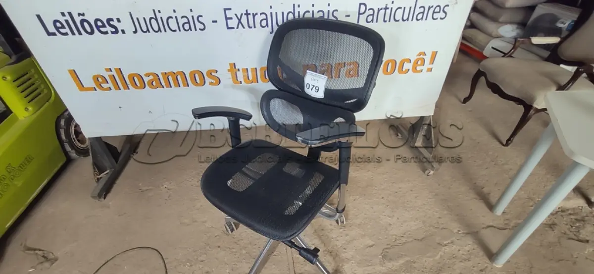 LOTE 079 - 01 CADEIRA DE ESCRITÓRIO. (NO ESTADO EM QUE SE ENCONTRA. SUJEITO A AVARIAS OCULTAS/VISÍVEIS.)
