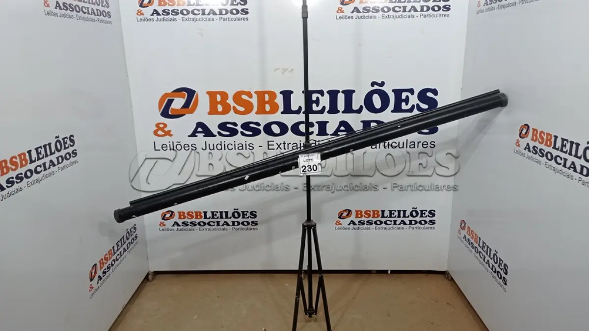 LOTE 230 - 01 TELA DE PROJEÇÃO RETRÁTIL. (NO ESTADO) ATENÇÃO! FAZER A VISITAÇÃO ANTES DE ARREMATAR, NÃO SABEMOS SE FUNCIONA, LEILÃO NÃO TEM GARANTIA E NEM DEVOLUÇÃO, SUJEITO A POSSÍVEIS AVARIAS VISÍVEIS/OCULTAS E/OU AUSÊNCIA DE COMPONENTES.