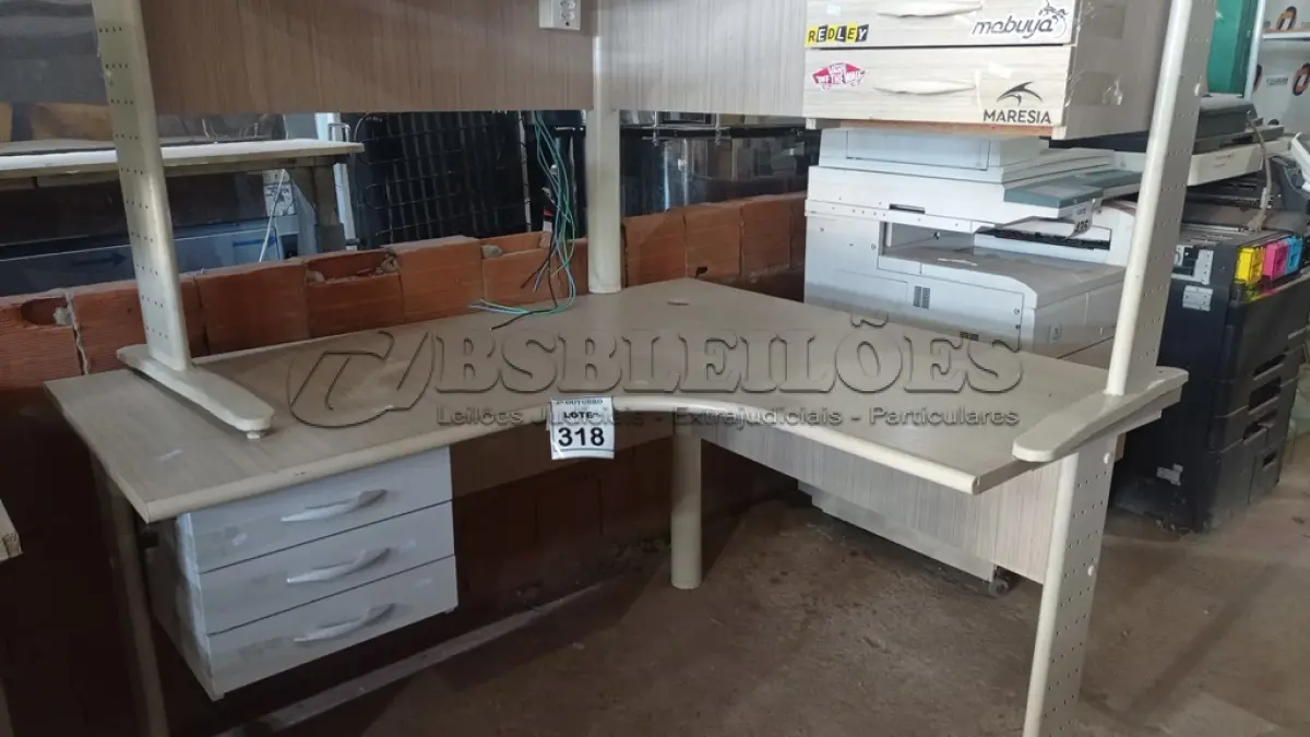 LOTE 318 - 02 MESAS EM L DE MADEIRA COM 03 GAVETAS. (NO ESTADO) ATENÇÃO! FAZER A VISITAÇÃO ANTES DE ARREMATAR, NÃO SABEMOS SE FUNCIONA, LEILÃO NÃO TEM GARANTIA E NEM DEVOLUÇÃO, SUJEITO A POSSÍVEIS AVARIAS VISÍVEIS/OCULTAS E/OU AUSÊNCIA DE COMPONENTES.