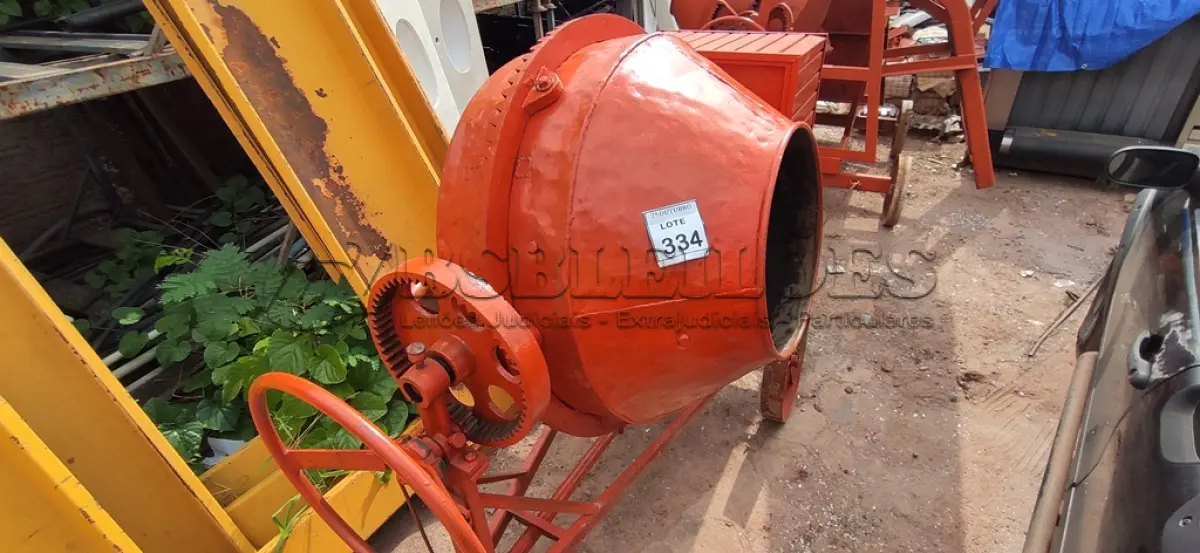 LOTE 334 - 01 BETONEIRA DE 400 LITROS C/MOTOR. (NO ESTADO) ATENÇÃO! FAZER A VISITAÇÃO ANTES DE ARREMATAR, NÃO SABEMOS SE FUNCIONA, LEILÃO NÃO TEM GARANTIA E NEM DEVOLUÇÃO, SUJEITO A POSSÍVEIS AVARIAS VISÍVEIS/OCULTAS E/OU AUSÊNCIA DE COMPONENTES.