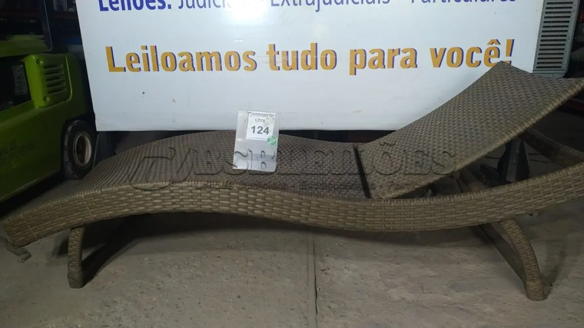LOTE 124 - 01 ESPREGUIÇADEIRA. (NO ESTADO EM QUE SE ENCONTRA. SUJEITO A AVARIAS OCULTAS/VISÍVEIS.) BJ7401F
