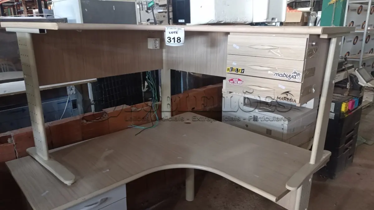 LOTE 318 - 02 MESAS EM L DE MADEIRA COM 03 GAVETAS. (NO ESTADO) ATENÇÃO! FAZER A VISITAÇÃO ANTES DE ARREMATAR, NÃO SABEMOS SE FUNCIONA, LEILÃO NÃO TEM GARANTIA E NEM DEVOLUÇÃO, SUJEITO A POSSÍVEIS AVARIAS VISÍVEIS/OCULTAS E/OU AUSÊNCIA DE COMPONENTES.