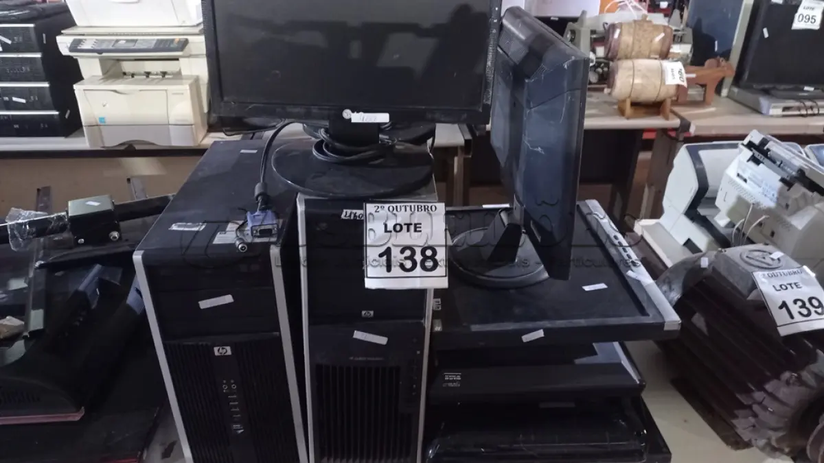 LOTE 138 - 08 MONITORES DE MARCAS E MODELOS DIVERSOS, 02 CPUS MARCA HP E 01 TECLADO DE PC. (NO ESTADO) ATENÇÃO! FAZER A VISITAÇÃO ANTES DE ARREMATAR, NÃO SABEMOS SE FUNCIONA, LEILÃO NÃO TEM GARANTIA E NEM DEVOLUÇÃO, SUJEITO A POSSÍVEIS AVARIAS VISÍVEIS/OCULTAS E/OU AUSÊNCIA DE COMPONENTES.