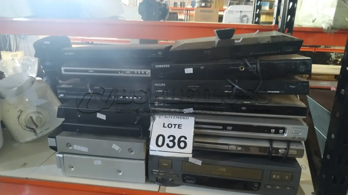 LOTE 036 - 01 LOTE COM VÁRIOS APARELHOS DE DVD E VÍDEO CASSETE DE MARCAS E MODELOS DIVERSOS. (NO ESTADO) ATENÇÃO! FAZER A VISITAÇÃO ANTES DE ARREMATAR, NÃO SABEMOS SE FUNCIONA, LEILÃO NÃO TEM GARANTIA E NEM DEVOLUÇÃO, SUJEITO A POSSÍVEIS AVARIAS VISÍVEIS/OCULTAS E/OU AUSÊNCIA DE COMPONENTES.