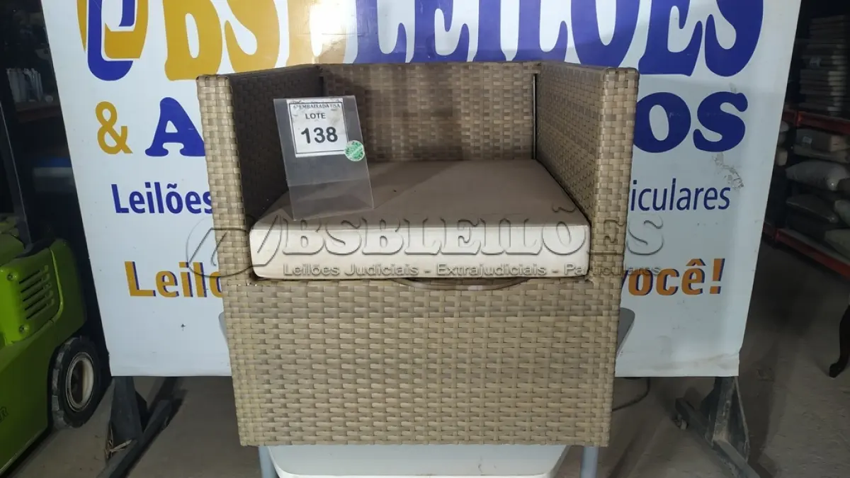 LOTE 138 - 01 POLTRONA DE JARDIM. (NO ESTADO EM QUE SE ENCONTRA. SUJEITO A AVARIAS OCULTAS/VISÍVEIS.) BH1517H