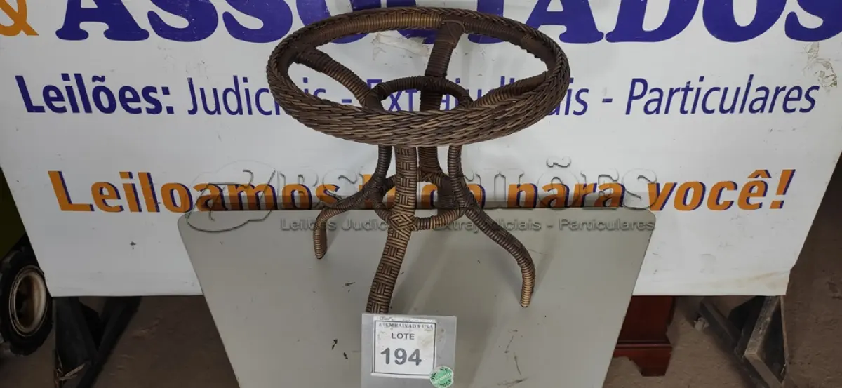 LOTE 194 - 01 MESA DE CANTO DE JARDIM. (NO ESTADO EM QUE SE ENCONTRA. SUJEITO A AVARIAS OCULTAS/VISÍVEIS.) BF8661C