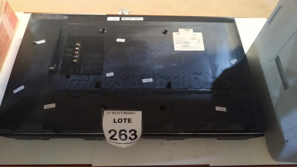 LOTE 263 - 02 TVS LCD 32’’ MARCAS SAMSUNG E PANASONIC. (NO ESTADO) ATENÇÃO! FAZER A VISITAÇÃO ANTES DE ARREMATAR, NÃO SABEMOS SE FUNCIONA, LEILÃO NÃO TEM GARANTIA E NEM DEVOLUÇÃO, SUJEITO A POSSÍVEIS AVARIAS VISÍVEIS/OCULTAS E/OU AUSÊNCIA DE COMPONENTES.