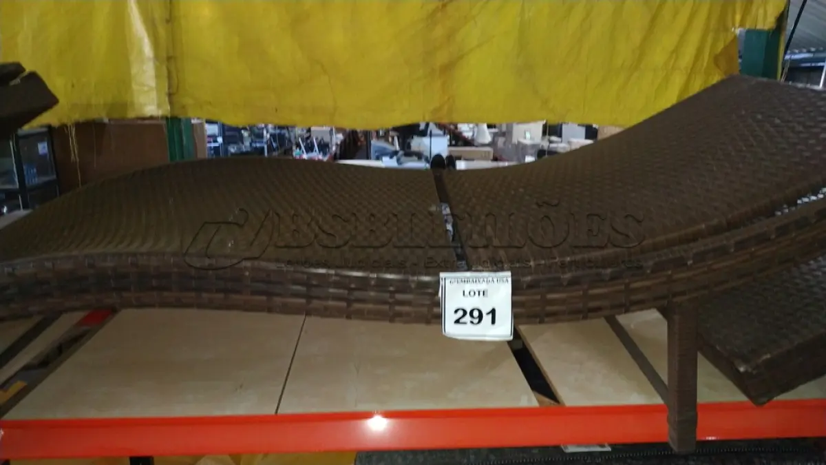 LOTE 291 - 01 ESPREGUIÇADEIRA. (NO ESTADO EM QUE SE ENCONTRA. SUJEITO A AVARIAS OCULTAS/VISÍVEIS.) BH1656B