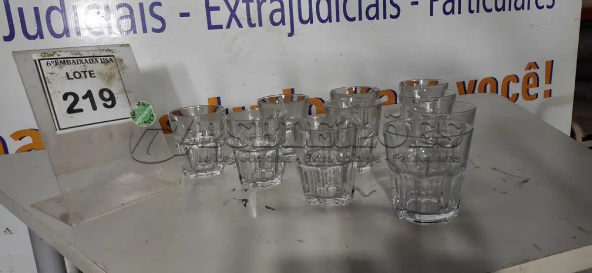 LOTE 219 - 01 LOTE COM 10 COPOS DE VIDRO. (NO ESTADO EM QUE SE ENCONTRA. SUJEITO A AVARIAS OCULTAS/VISÍVEIS.)