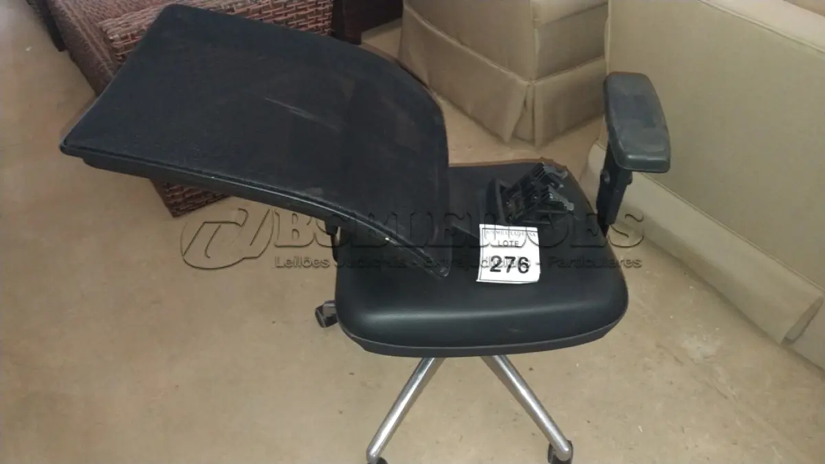 LOTE 276 - 01 CADEIRA PRETA COM ENCOSTO QUEBRADO (NO ESTADO EM QUE SE ENCONTRA. SUJEITO A AVARIAS OCULTAS/VISÍVEIS.) AU2462F