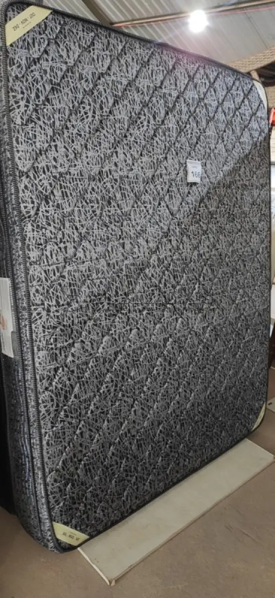 LOTE 166 - 01 COLCHÃO CASAL COM BASE1,98CM X 1,58CM. (NO ESTADO EM QUE SE ENCONTRA. SUJEITO A AVARIAS OCULTAS/VISÍVEIS.) AU2183N